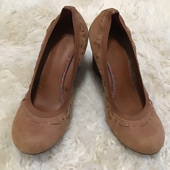 Neutral Soft Lucky Brand Wedges - Picture 8 of 8